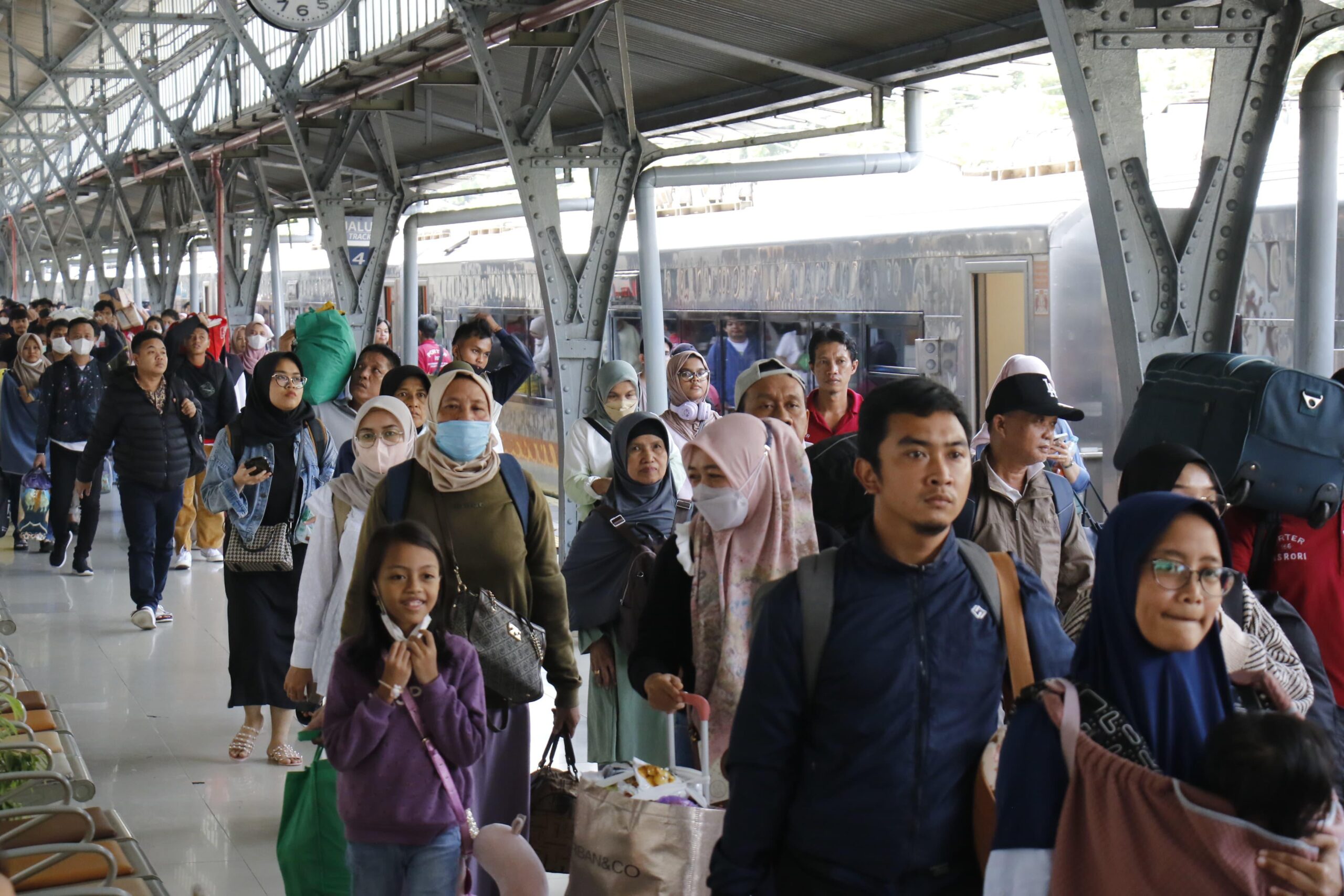 KAI Catat 345.017 Penumpang Berangkat dalam Tiga Hari Periode Angkutan Lebaran 2025
