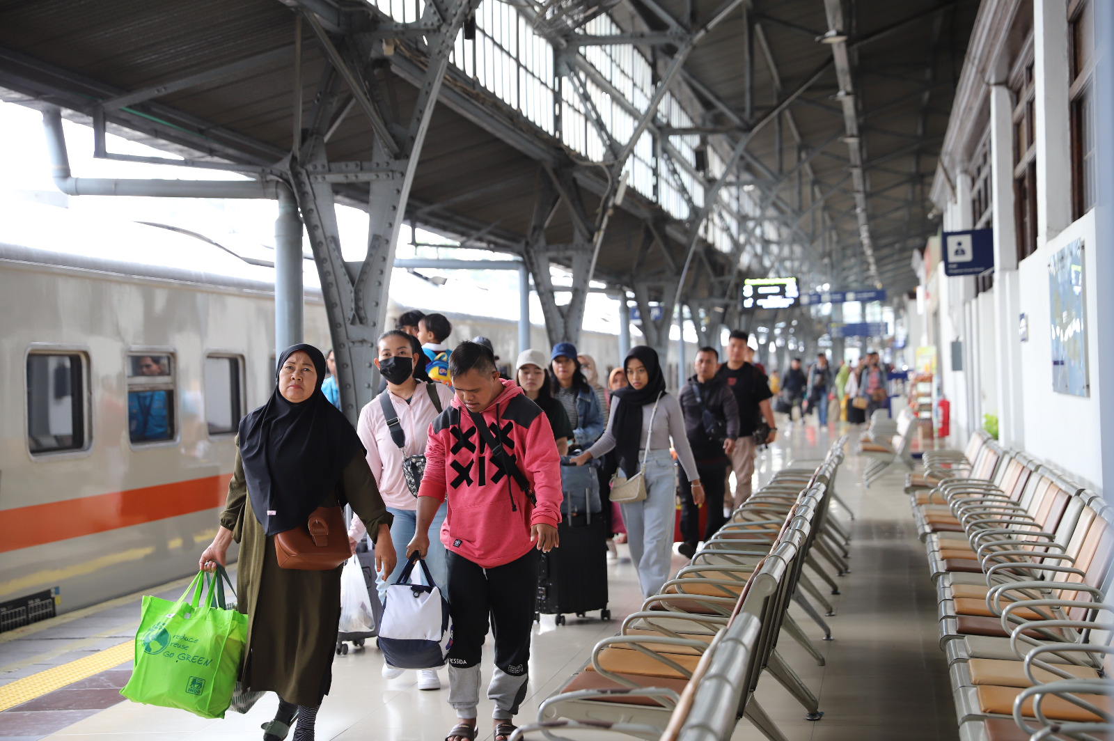 Rekor Penjualan Tiket Kereta Api pada Tiga Hari Pertama Lebaran