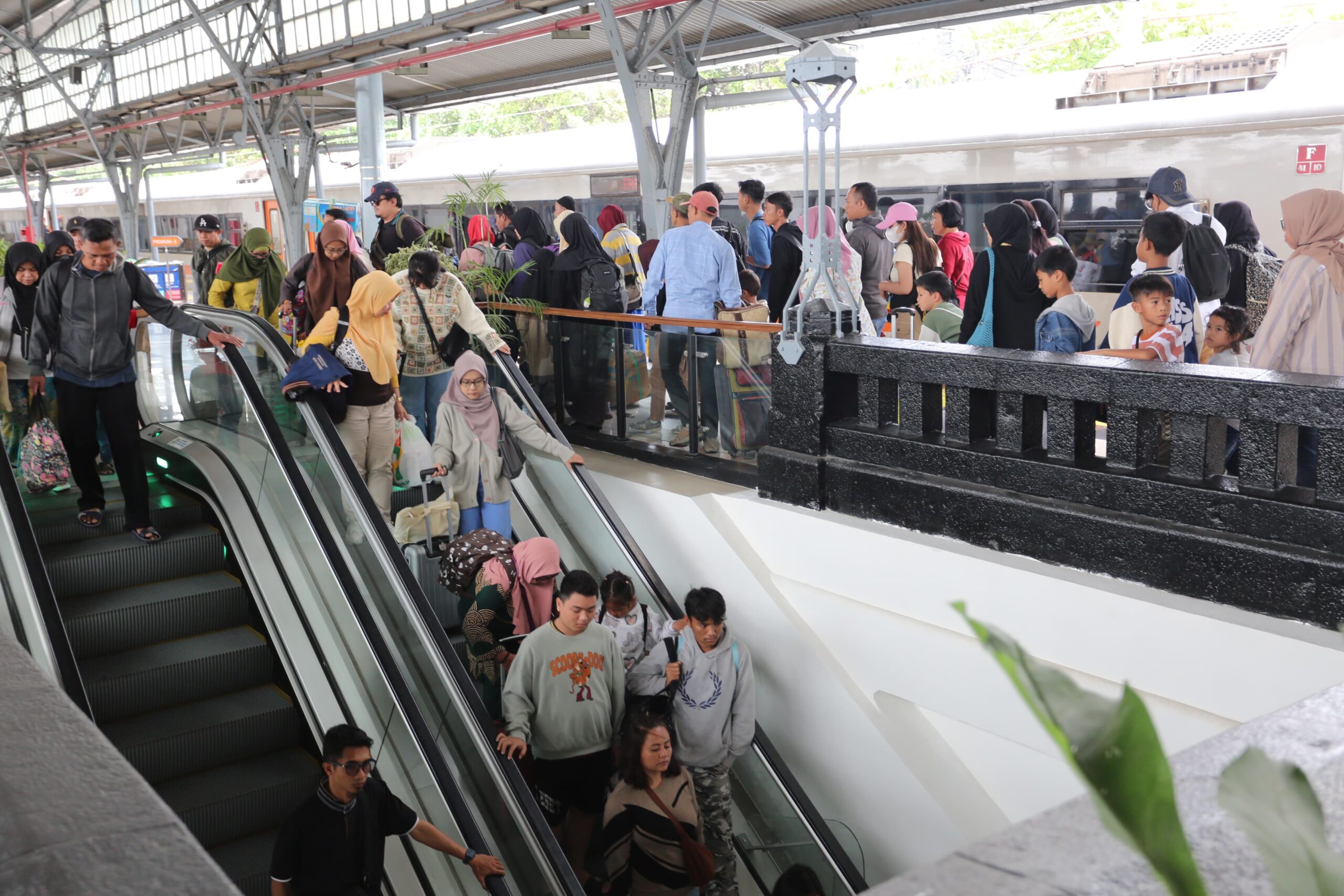 KAI Berhasil Memberangkatkan 689.274 Penumpang Pada Empat Hari Pertama Mudik Lebaran, Tiket Terjual Mencapai 2.875.895