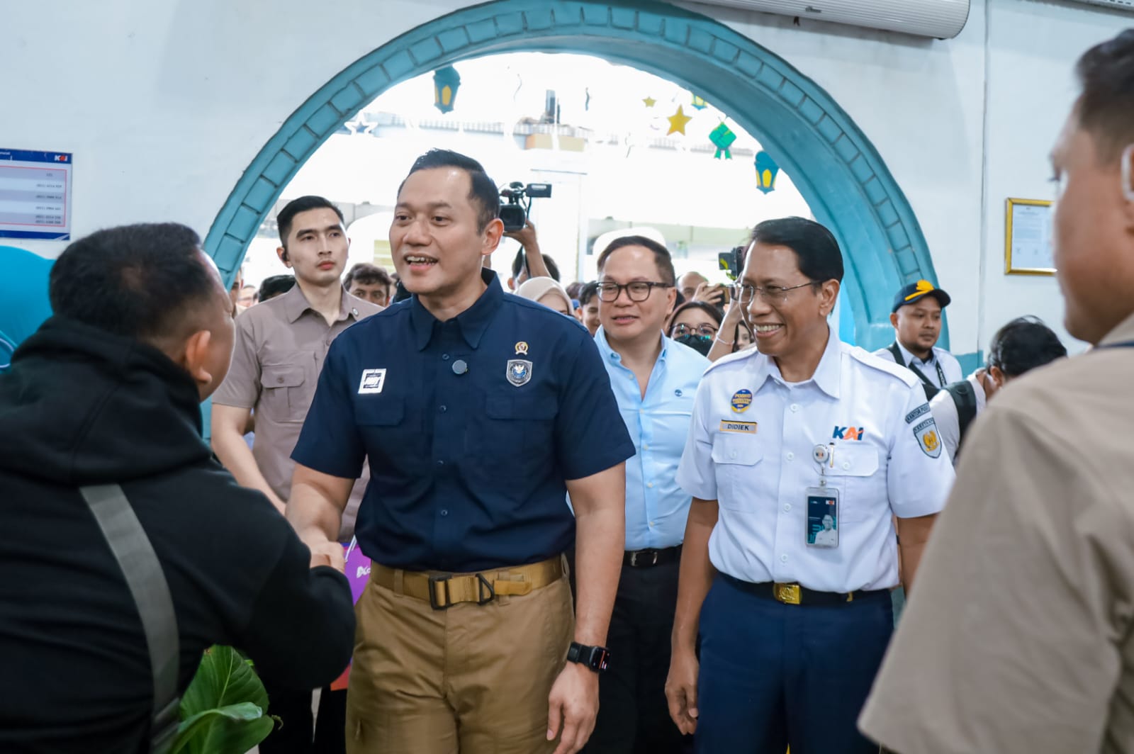 Tinjau Mudik Lebaran, AHY Puji KAI atas Peningkatan Pelayanan di Stasiun Pasar Senen