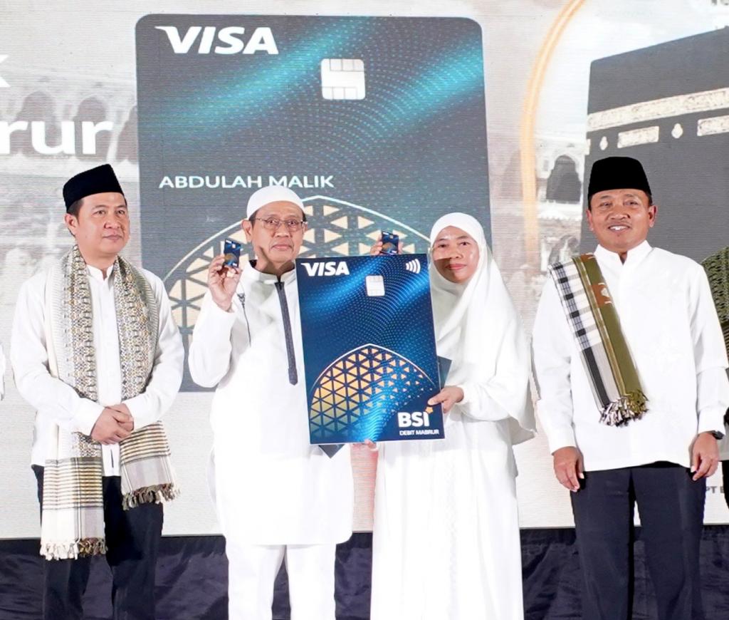 BSI Serahkan Kartu Debit Mabrur kepada Calon Jamaah Haji dalam Mendukung Manasik Haji Nasional Serentak