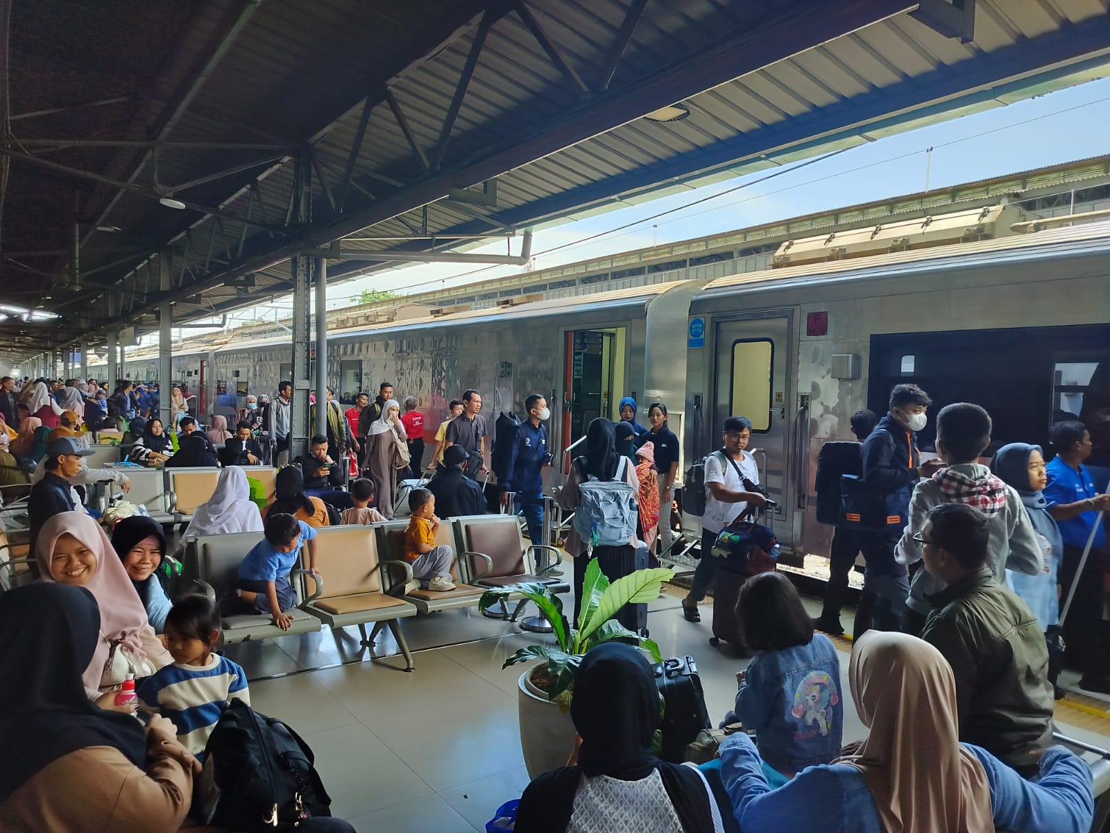 Kereta Api KAI Kemas 113% Tiket Terjual di Hari Pertama Liburan Paskah