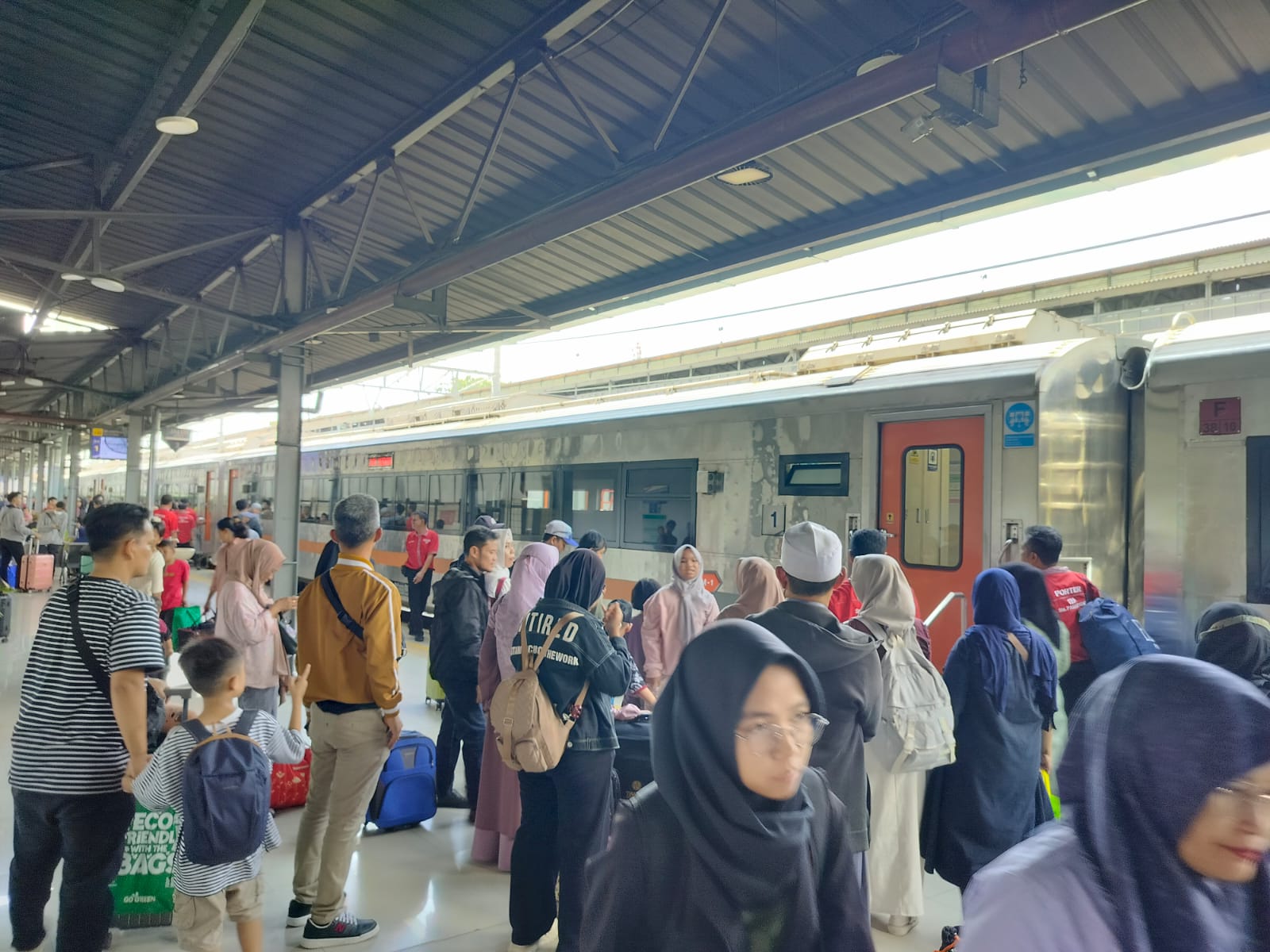 Lonjakan Penumpang Libur Lebaran: KA Makassar–Parepare Diserbu, KAI Layani 17,68 Juta Pelanggan