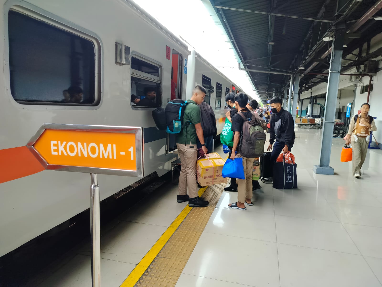 Arus Mudik Tinggi, KAI Layani 2,02 Juta Penumpang, Jual 3,6 Juta Tiket, dan Perketat Larangan Merokok