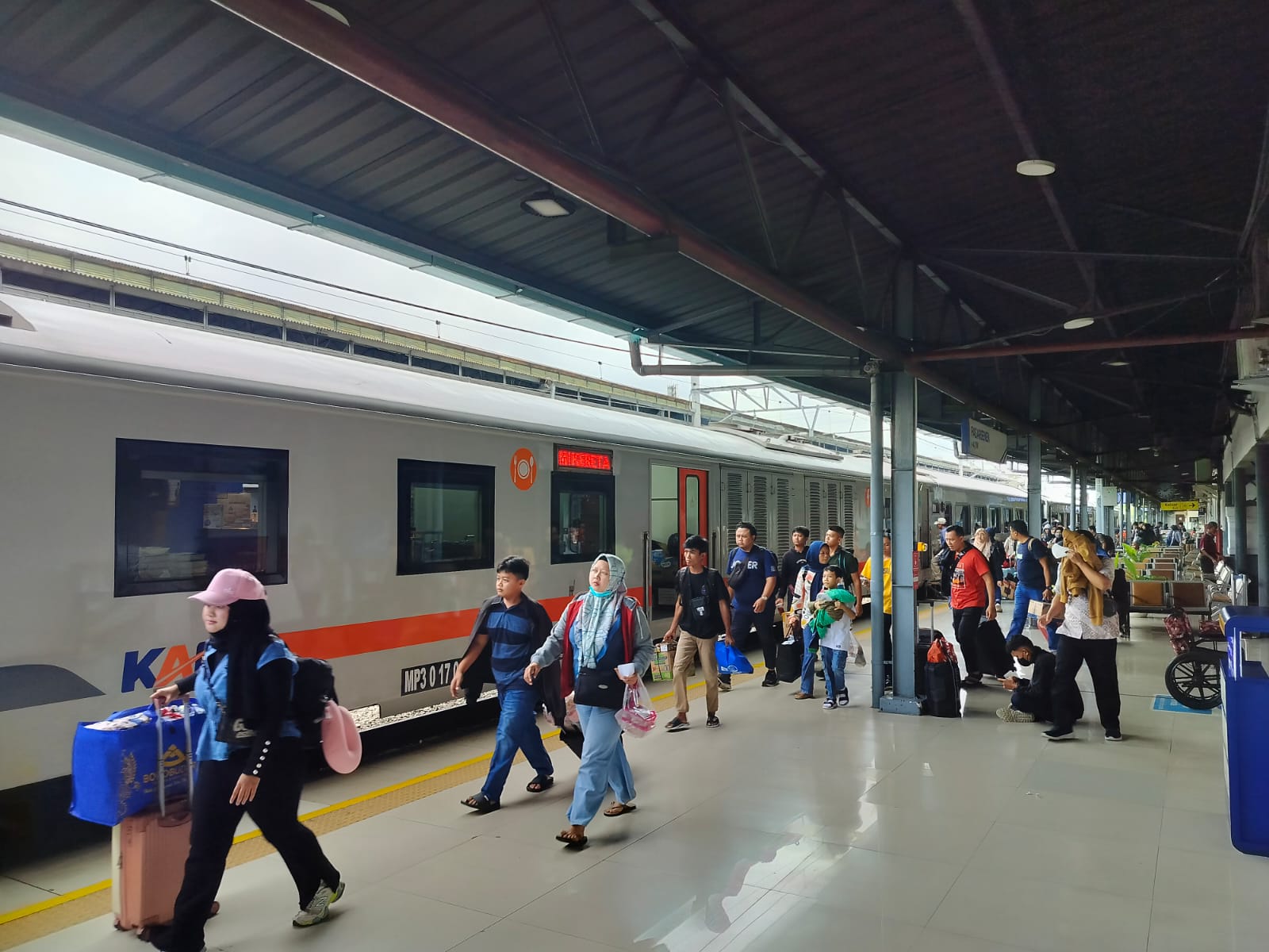 Lebaran dengan KAI: 2,02 Juta Penumpang, 3,6 Juta Tiket, dan Kampanye Kebersihan di Stasiun dan Kereta