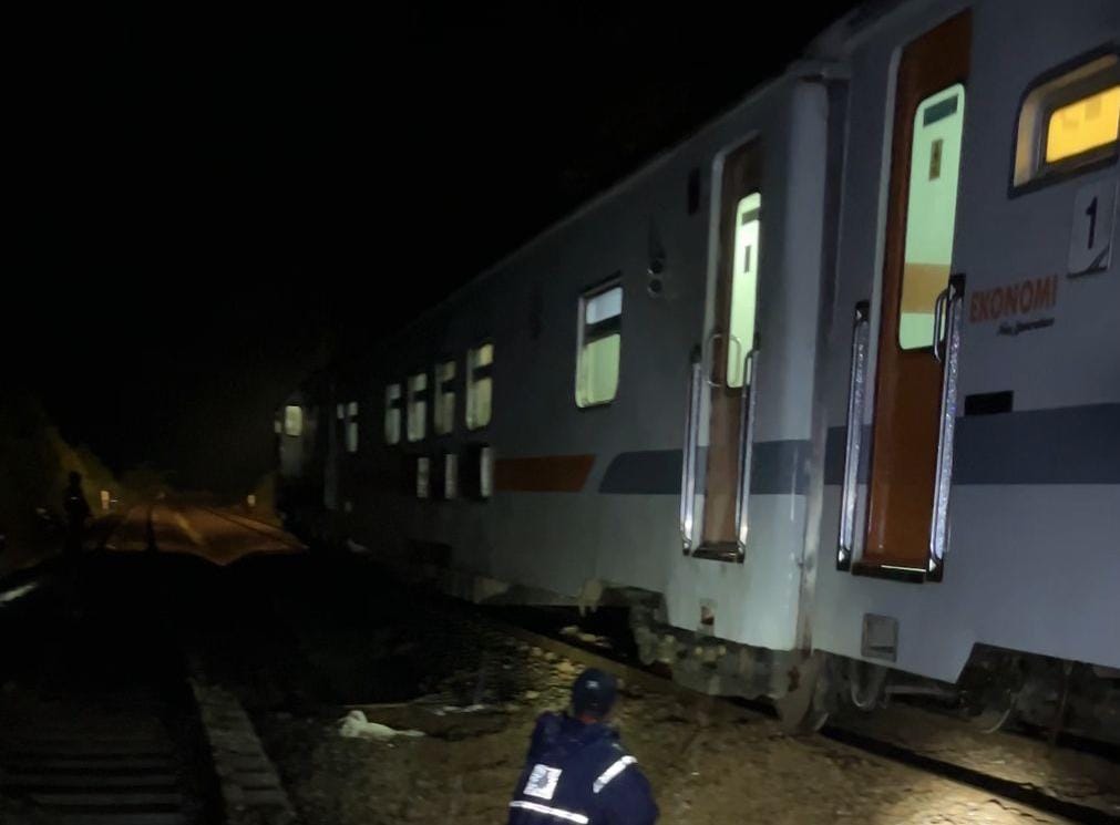 Jalur Kereta Kembali Normal, KAI Mohon Maaf Atas Keterlambatan Perjalanan