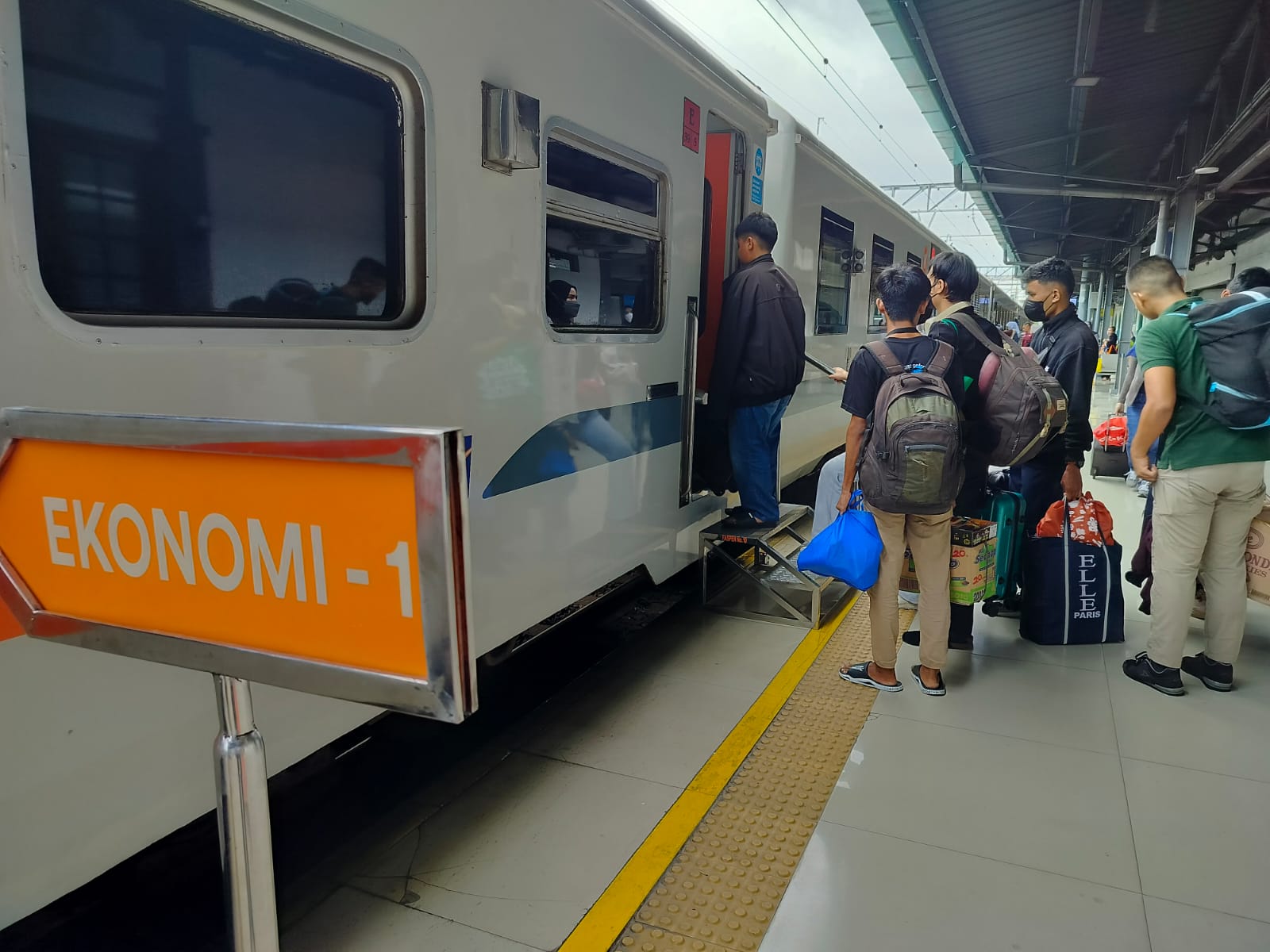 Arus Mudik Memuncak, KAI Catat Penjualan Tiket Tertinggi Hingga 215.646 dalam Sehari