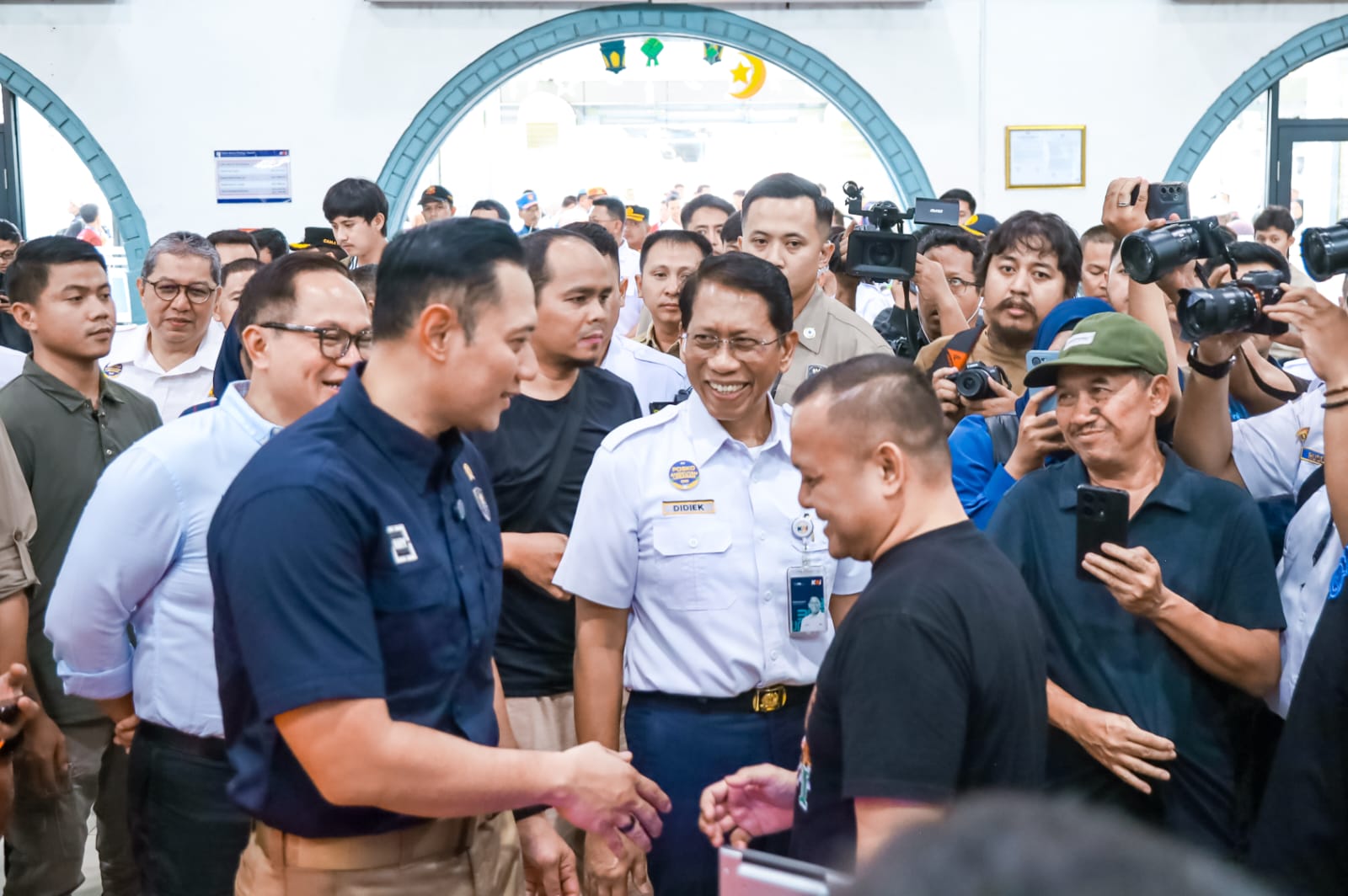 Menko PMK Sambangi Pasar Senen: “Cantik, Bersih, dan Siap Layani Pemudik”