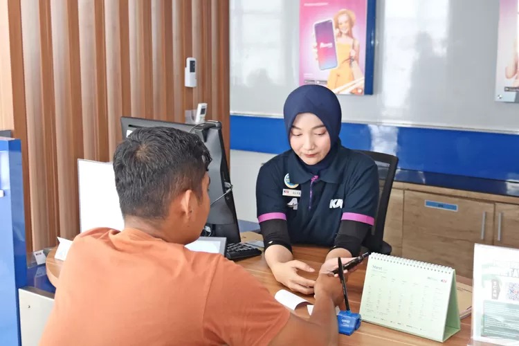 Petugas KAI Bekerja Tanpa Libur demi Mudik Lebaran yang Lancar dan Nyaman