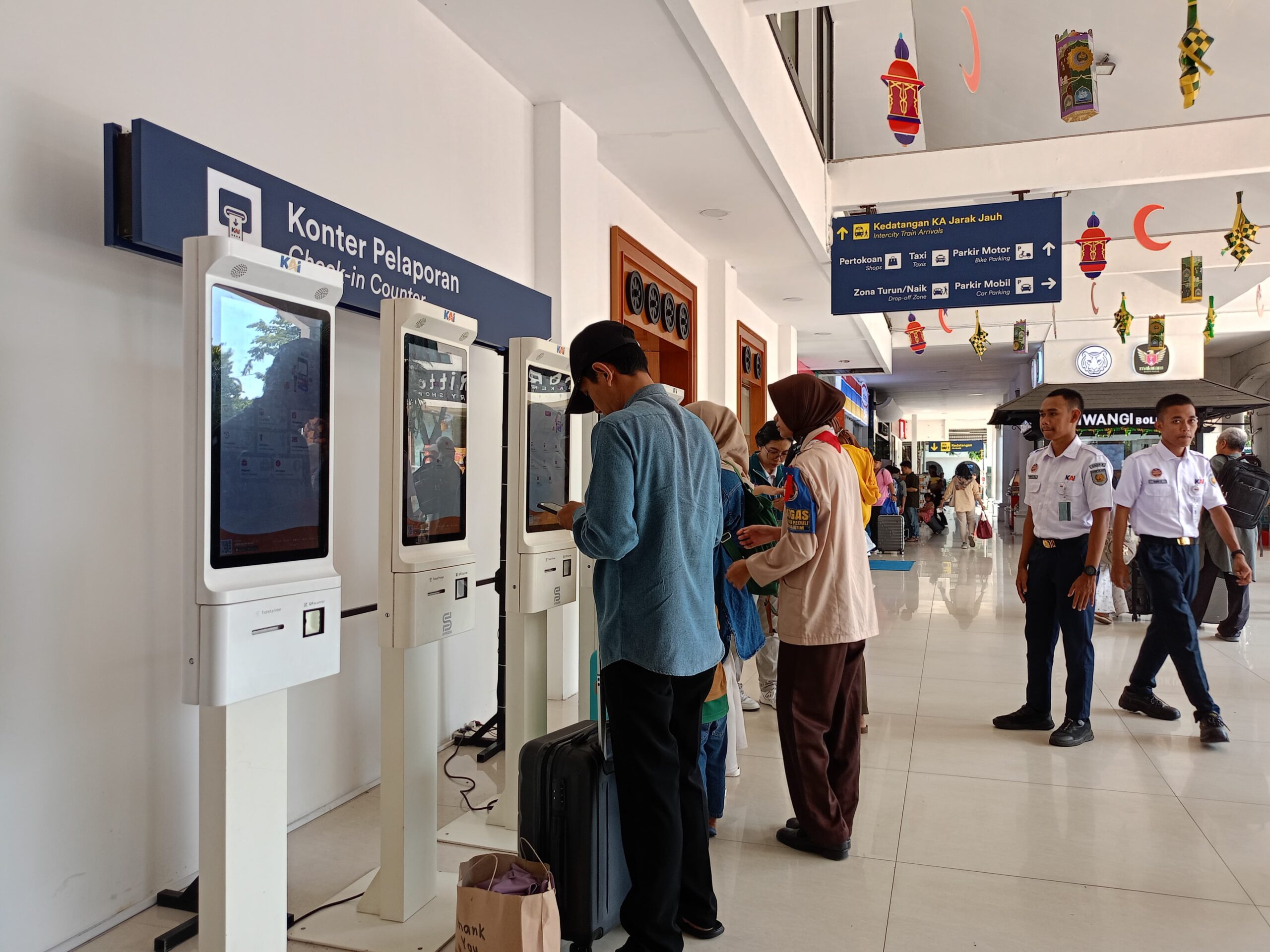 Lebaran 2025: Relawan Railfans dan Pramuka Ambil Bagian Dalam Layanan KAI
