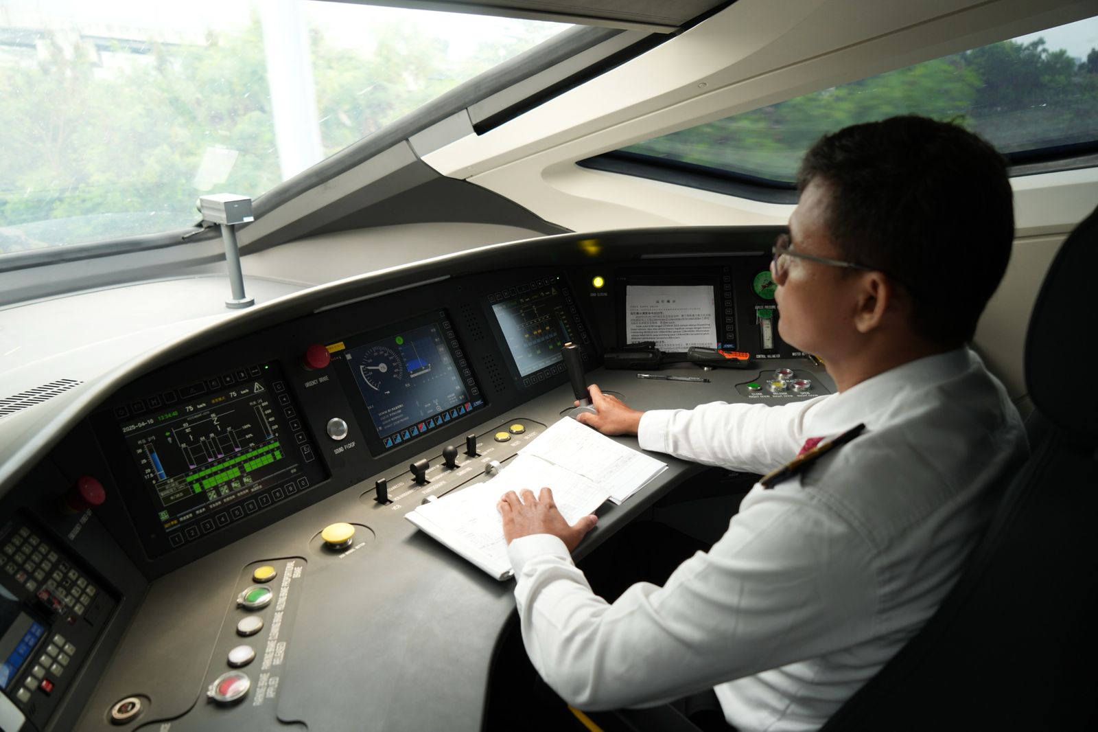 Tonggak Baru Perkeretaapian, SDM Lokal Kini Operasikan Whoosh Sepenuhnya