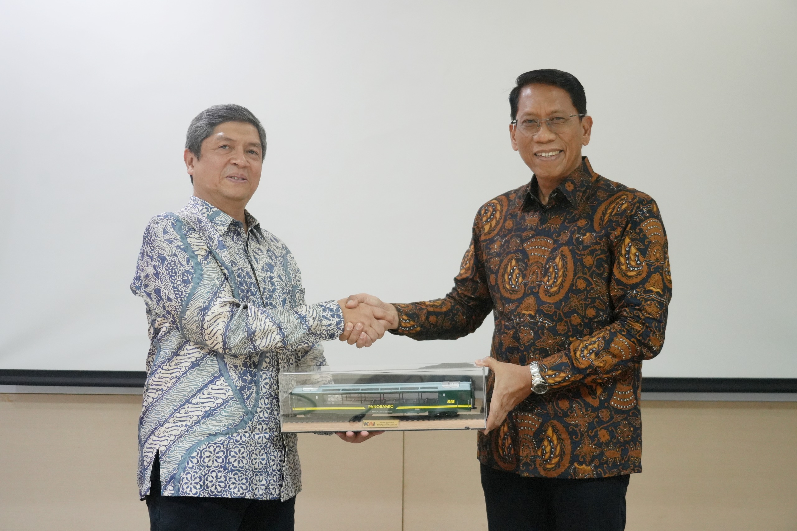 KAI Paparkan Strategi Adaptif dan Kepemimpinan Transportasi Masa Depan di Kuliah Tamu FTMD ITB
