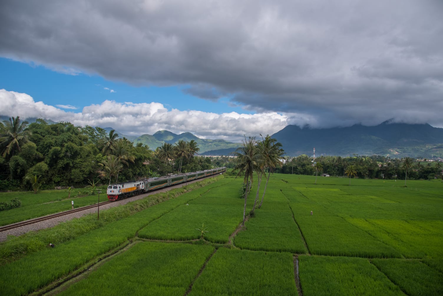 Liburan Waisak Jadi Momentum Puncak, Ribuan Warga Pilih Kereta Api