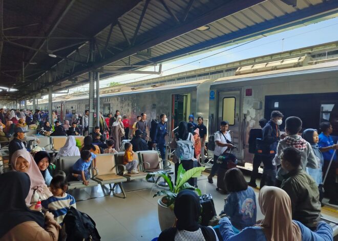 Hari Pertama Libur Panjang, Kereta Api Penuh Sesak oleh Pemudik