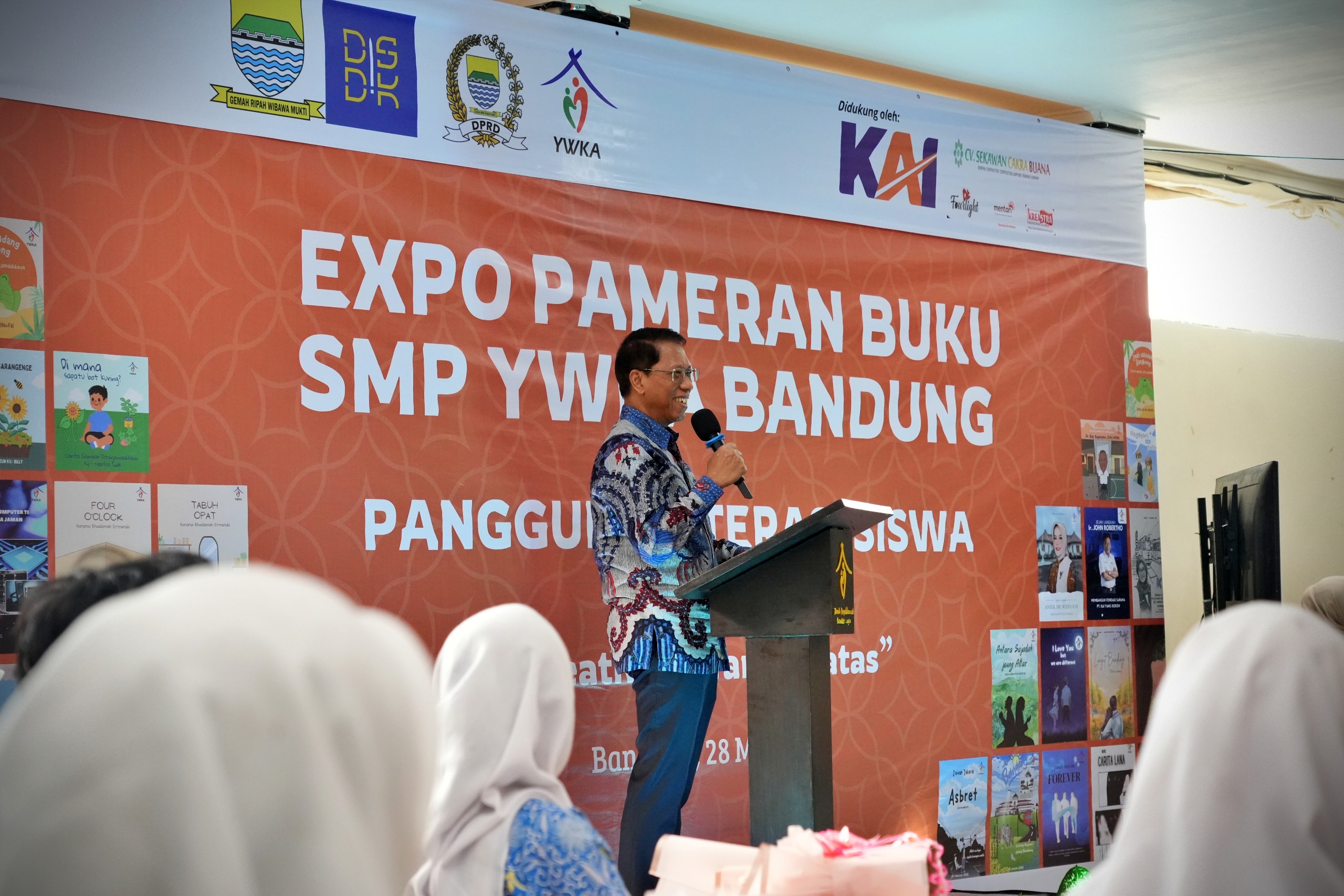 Dari Rel ke Rak Buku: KAI Dukung Literasi di SMP YWKA Bandung